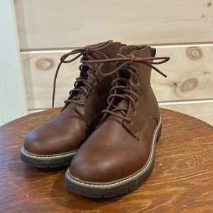 Men’s size 8 dress boot. Brown. EUC